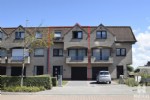 Verrassend ruime bel-etagewoning, gelegen in het verlengde van de Kerkstraat (winkelstraat) op korte wandelafstand van het strand te Wenduine.
Deze woning biedt u:
Op het glv.: Een ruime inkomhall, garage met sectionale en geautomatiseerde poort en een voortuintje.
De 1ste verdieping omvat een mooie, lichtrijke woonkamer met aangrenzend terras, volledig ingerichte keukenhoek, bergplaats en afzonderlijk toilet. Op de 2de verdieping bevinden zich 3 ruime slaapkamers en een badkamer met ligbad en toilet.
Deze woning biedt u woonzekerheid en is beschikbaar vanaf 01/05/2025
Onder deze tekst bij "documenten" vindt u een grondplan. Bezoek op afspraak. (20/050)